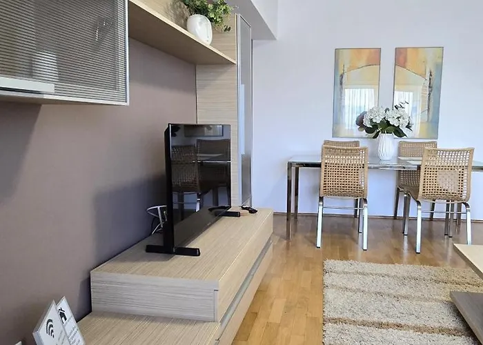 Апартаменти Unirii River View Бухарест